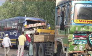 Eleven injured after bus rams into truck in Kathua