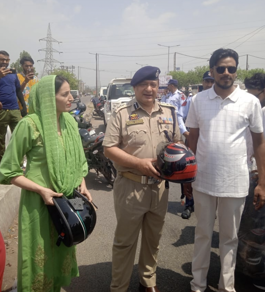 SSP Traffic City distributes crash helmets to commuters