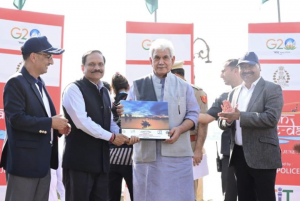 LG Sinha felicitates the winners of JKP's Water Sports event ‘Jashn-e-Dal' at Srinagar