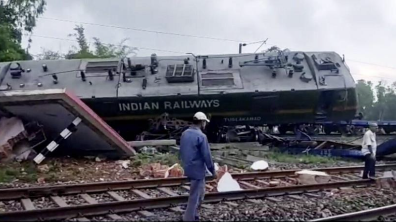 2 Goods trains collide at Onda railway station in Bankura : West Bengal