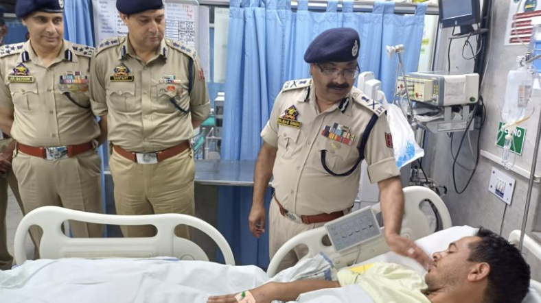 DGP visits 92 Base Hospital, SKIMS to enquire about health of injured Cops