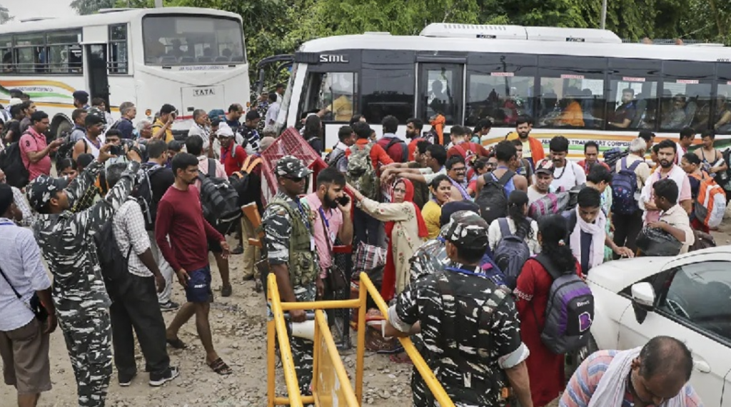 22nd batch of more than 3,800 Amarnath pilgrims leave Jammu for cave shrine