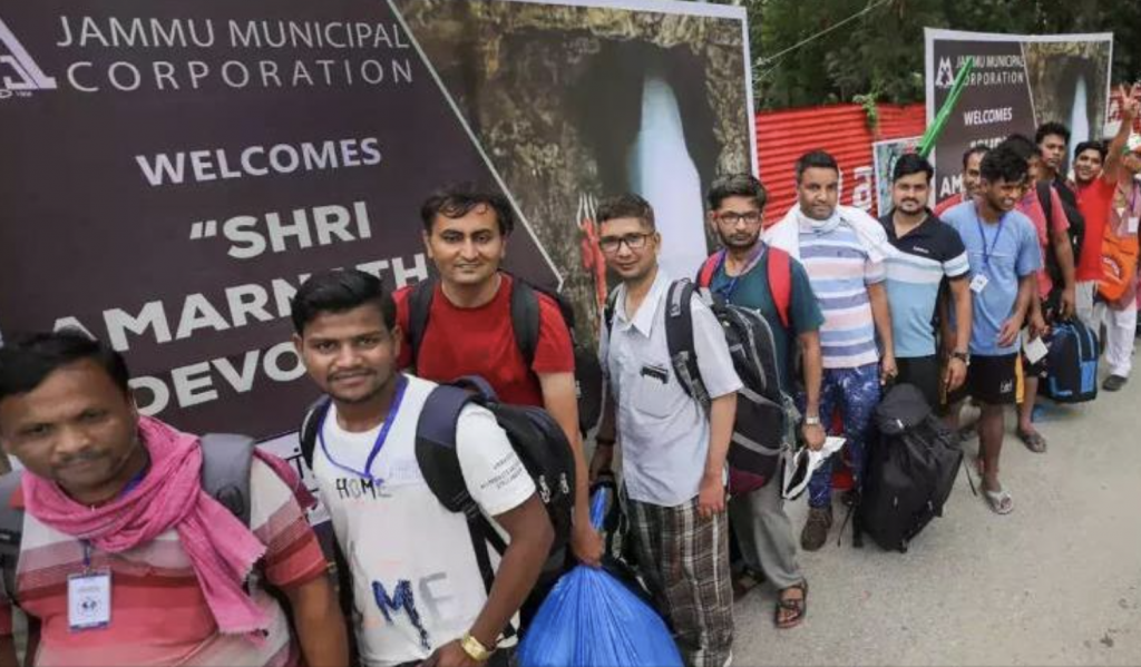 Another group of pilgrims leaves for Amarnath yatra