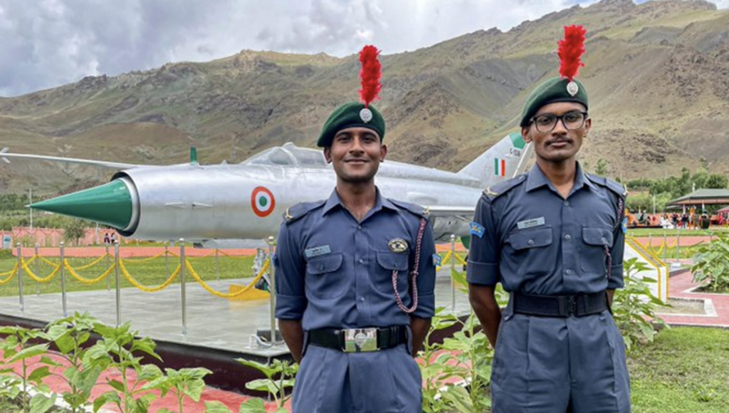 Two college students from Bengaluru pedal 3,200 kilometres to honour the martyrs at the Kargil War Memorial