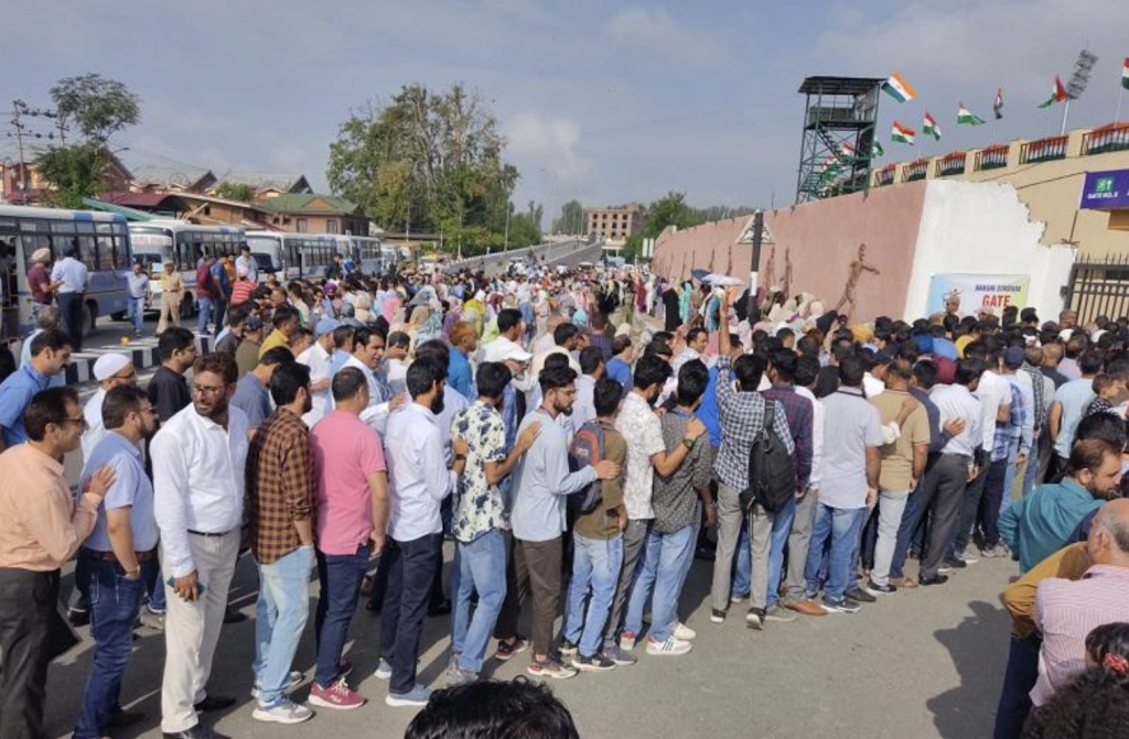 Thousands Attend I-Day Function In Kashmir