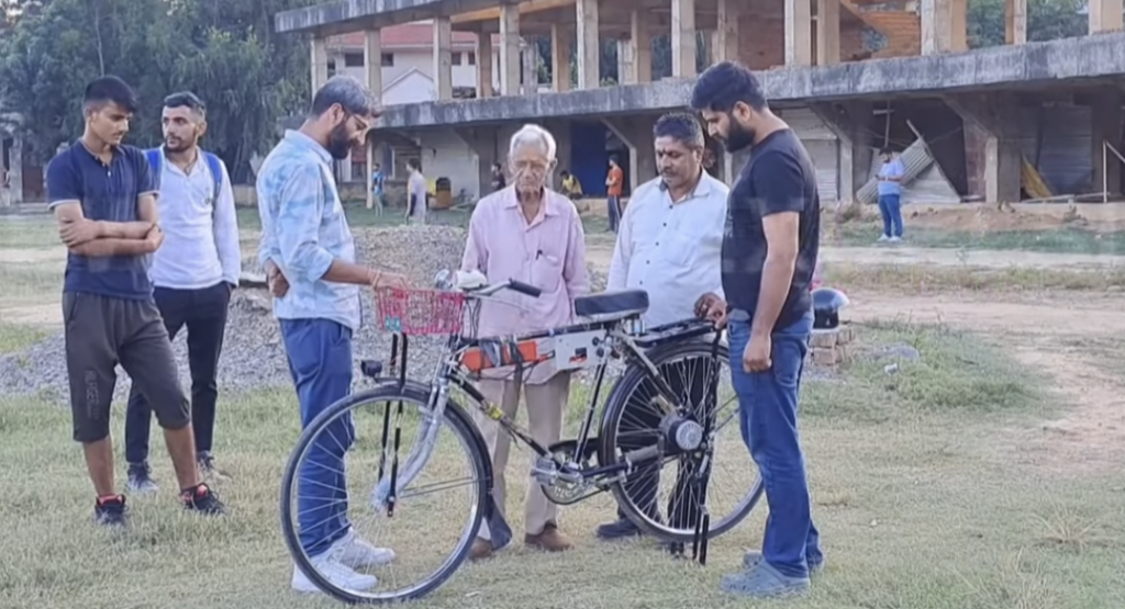 84-Yr-Old Man Transforms Regular Bicycle Into E-Cycle Using Solar Power