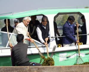  LG participates in One Hour of citizen-led shramdaan for Swachhata at Dal Lake