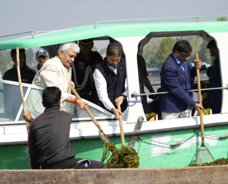 LG participates in One Hour of citizen-led shramdaan for Swachhata at Dal Lake