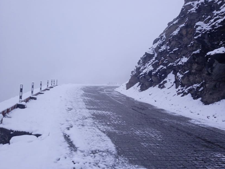 Fresh snowfall stopped traffic on Sonamarg-Zojila highway for some time