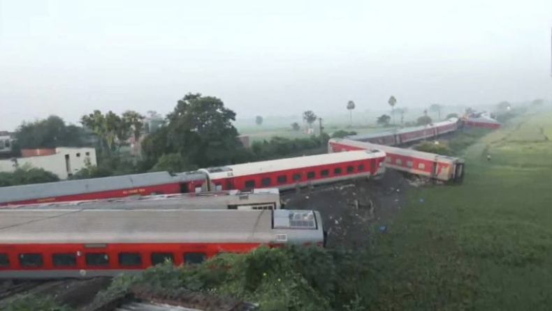 4 dead, more than 50 injured after Northeast Express derails near Buxar : Bihar train accident