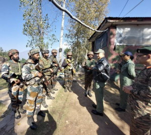 IAF chief Air Chief Marshal visits troops at LoC in Uri, Kupwara