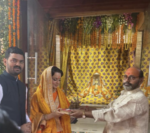 Kangana visits Ram temple in Ayodhya ahead of 'Tejas' release