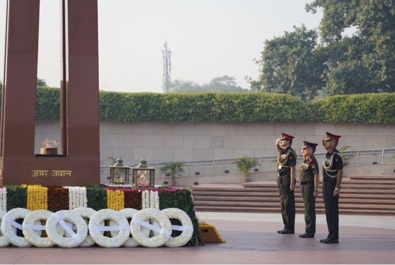 Chief of Defence Staff lays wreath at National War Memorial on 77th Infantry Day