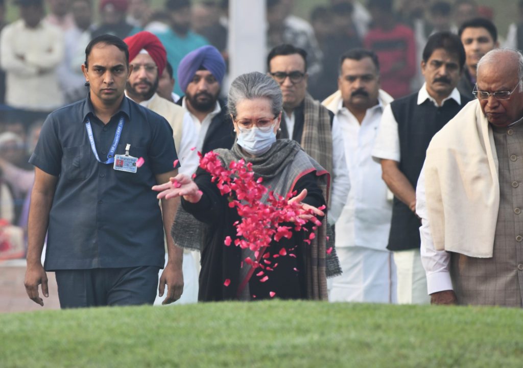 Mallikarjun Kharge, Sonia pay tribute to Jawaharlal Nehru on his birth anniversary