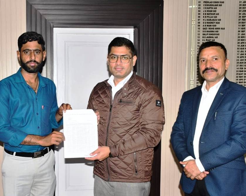 DC Rajouri releases Rs 11.39 lakh as Education Assistance to Children of Construction Workers
