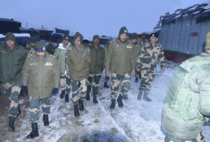 BSF chief visits forward base along LoC after Pak Soldeirs ' violate ceasefire