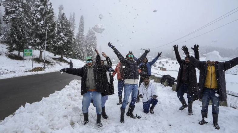 Pleasant surprise for tourists as Kashmir witness early snowfall