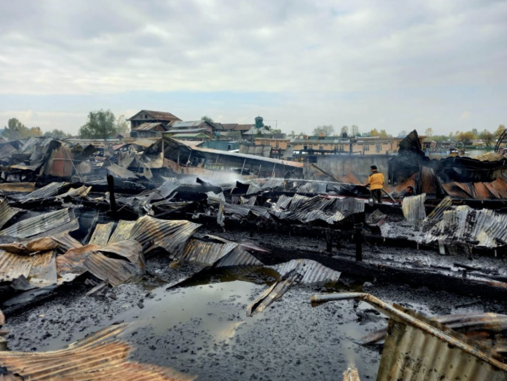 3 dead in Dal Lake blaze in Srinagar