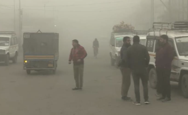 Cold weather tightens grip in Kashmir as Srinagar veiled in dense fog