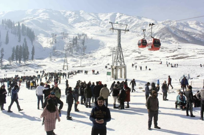 More than 9 lac tourists enjoy Gondola ride at Gulmarg this yr