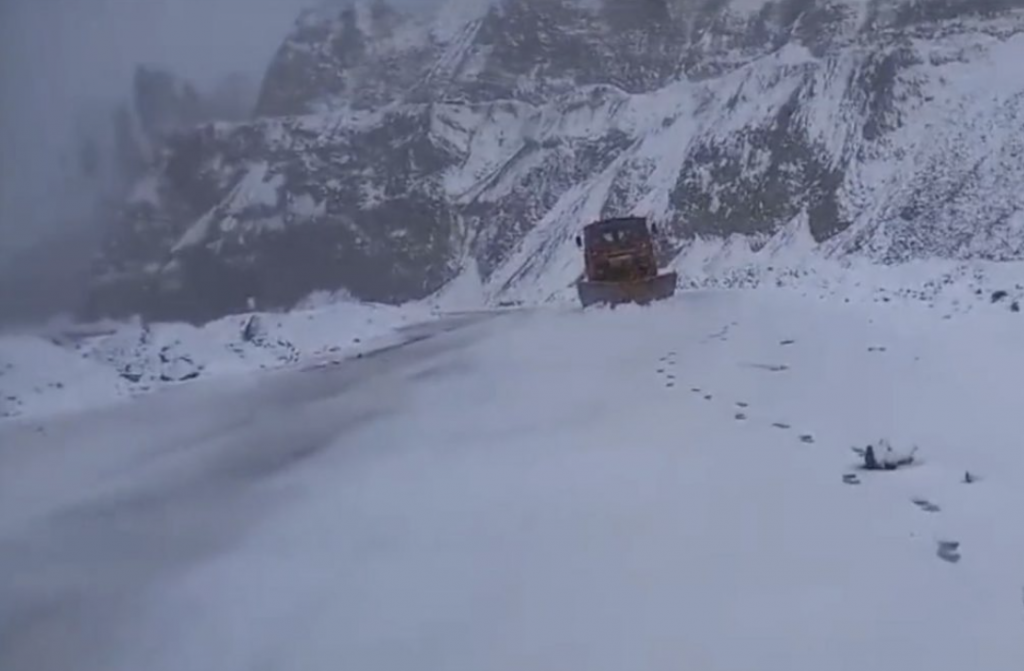 Mughal Road Closed Due To Fresh Snowfall