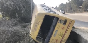8 Students & 3 Teachers Injured As School Bus Turns Turtle