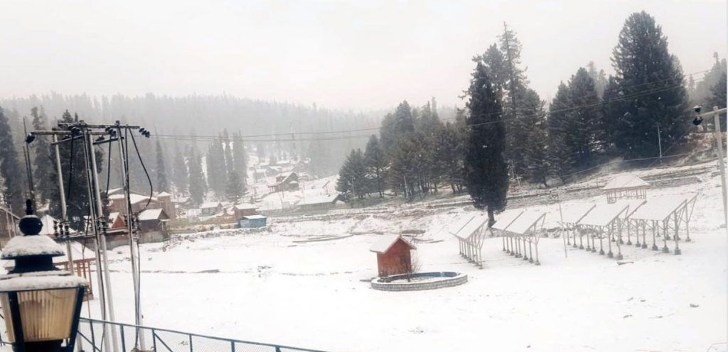 Snowfall In Higher Reaches Of Kashmir; Min Temp Above Freezing Point At Most Places