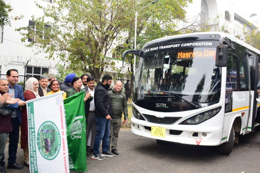 Shabnam Kamili flags off farmers group for exposure visit