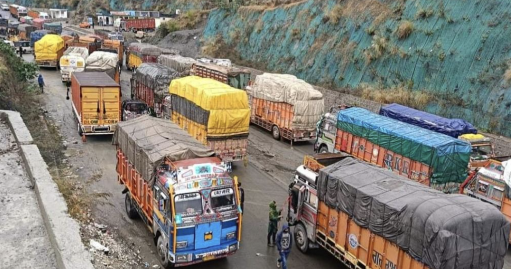 Jammu-Srinagar national highway remains closes, 400 vehicles stranded