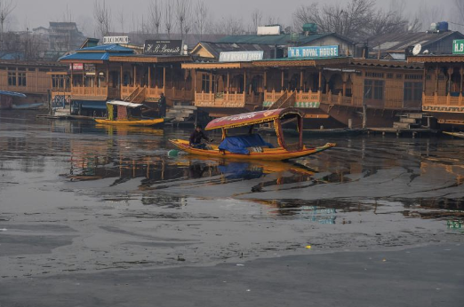 Night temp rises but stays below freezing point in Kashmir