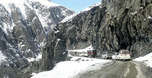 Srinagar-Leh Highway Closed Following Fresh Snowfall