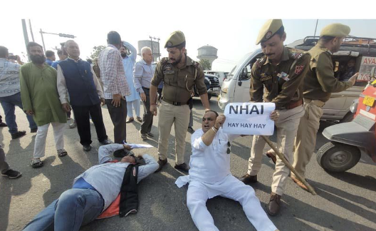 Traders protest construction of wall-mounted flyover by NHAI