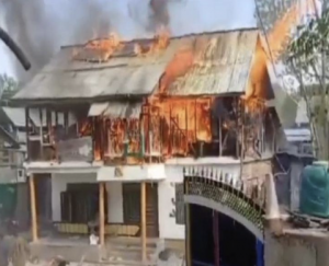 Massive fire breaks out in residential building in Bandipora