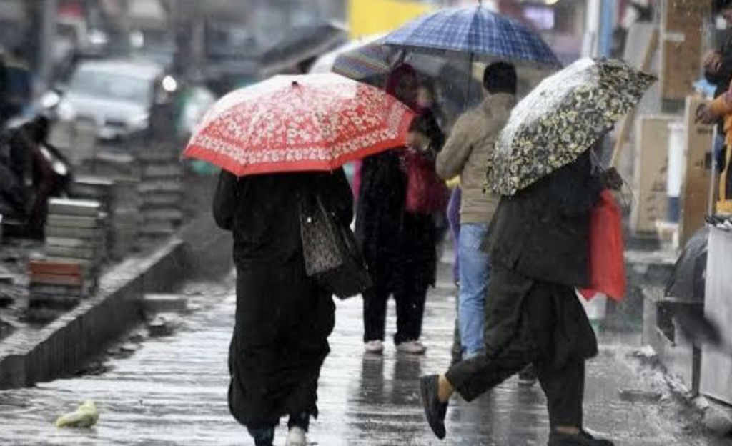 Rains continue as temperature drops in Jammu & Kashmir