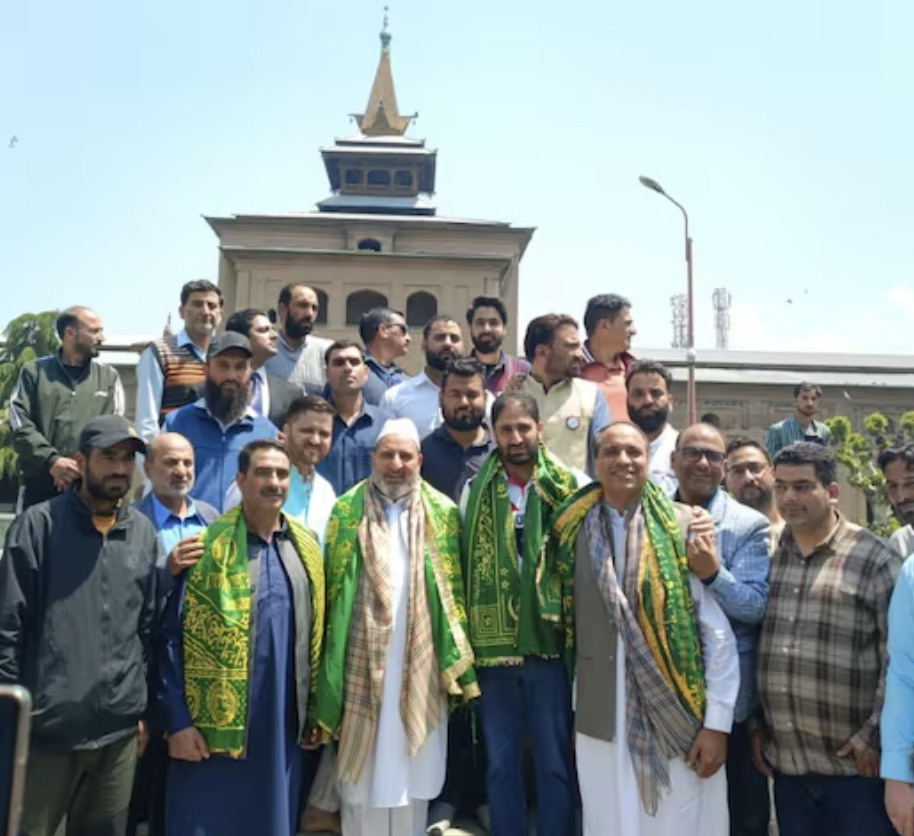 Bukhari Becomes First Mainstream Leader To Visit Historic Jamia Mosque In Old City Since 1990s