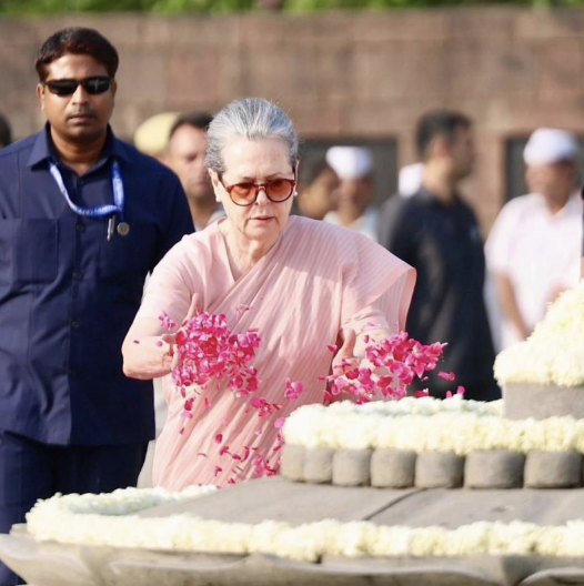 Sonia Gandhi, Mallikarjun Kharge pay homage to former PM Rajiv Gandhi on his death anniversary