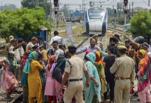 Women stop Vande Bharat train in Jammu to protest against water crisis