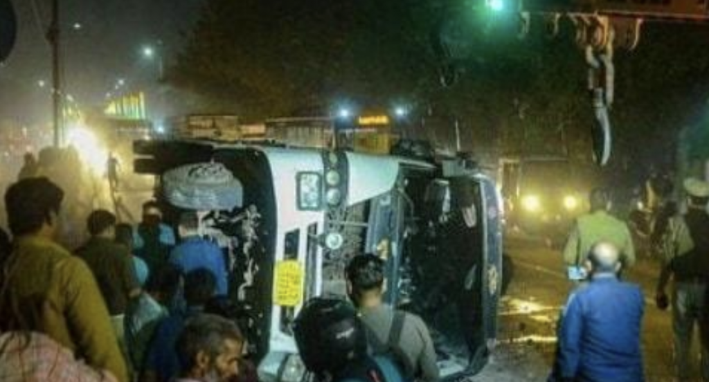 11 people dead, 10 injured after truck turns turtle on bus in Shahjahanpur