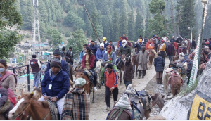 Over 30000 pilgrims visit Amarnath cave shrine, total number crosses one lakh