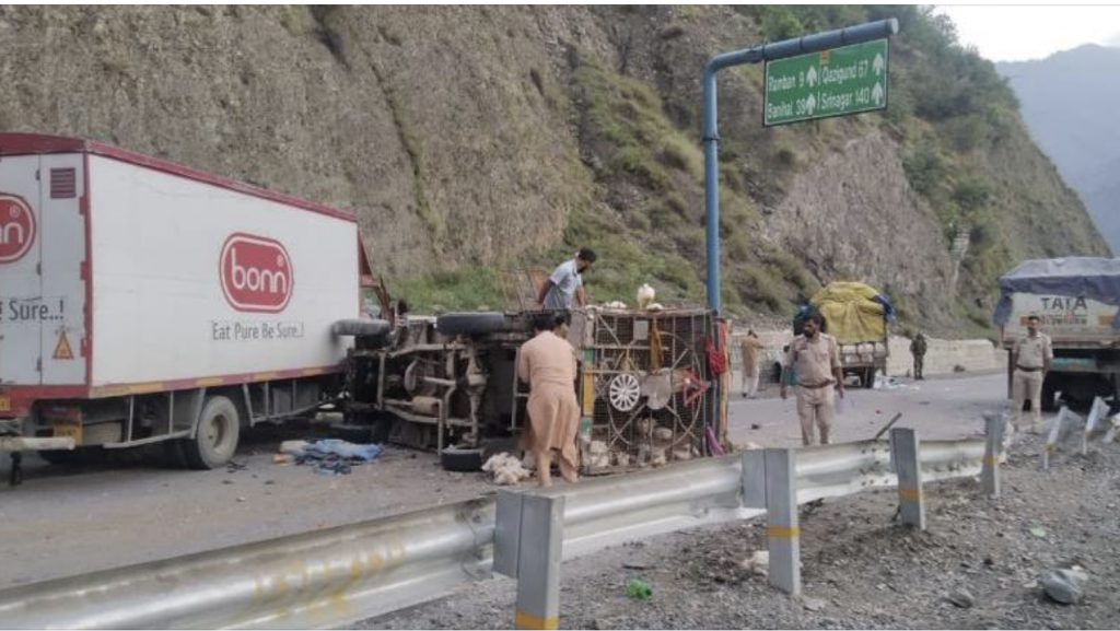 Dumper hits 7 vehicles on Jammu-Srinagar national highway