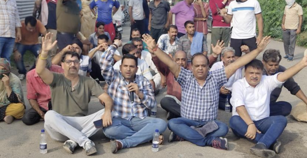 Traders protest over water logging in warehouse