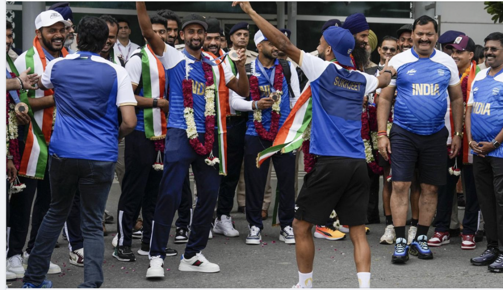 Indian hockey team members return home amid much fanfare