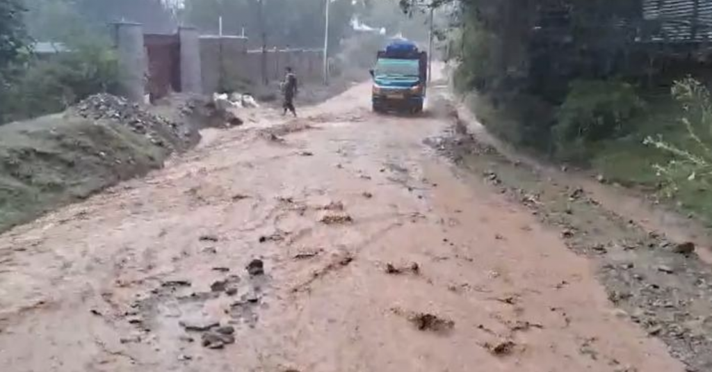 High probability of heavy showers, cloudbursts at some places of Kashmir for next 24hrs: Weather man