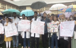 Doctors In Srinagar Protest Against Rape And Murder Of Trainee Doctor