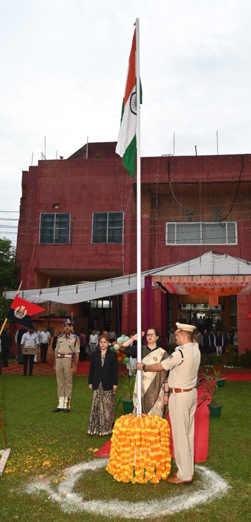 Justice Sindhu Sharma hoists Tricolour at Jammu wing of HC