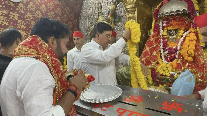 Reddy Pays Obeisance At Bawe Wali Mata Temple In Jammu, Prays For Peace & Development In J&K