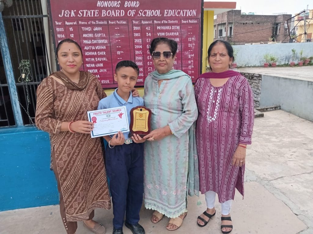 Arjun Gupta, a student of class 6th, of New Era Environmental High School, Circular Road, Jammu, clinched 1st Prize in Science Concept Clearing Competition