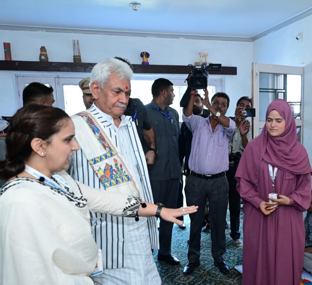 Lt Governor visits Chotay Taray Foundation Centre in Srinagar