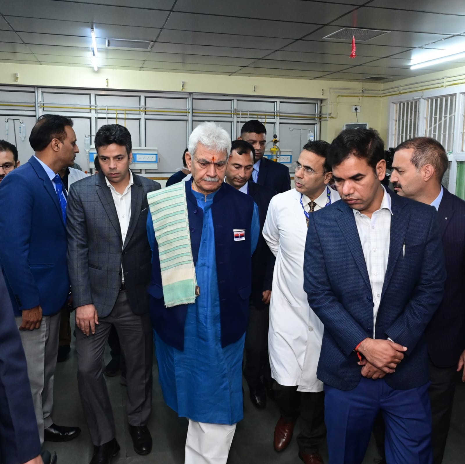 Lt Governor visited SKIMS Hospital, inquired about the health of Civilians injured in Gagangir terror attack