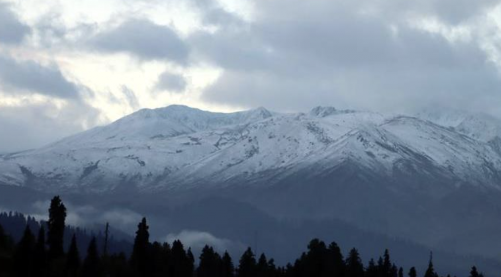 Light snowfall over higher reaches of J&K on October 16, 17: MeT